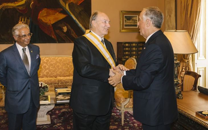 Portugal’s President Marcelo Rebelo de Sousa presents His Highness the Aga Khan with one of Portugal’s highest honours – the Grã-Cruz da Ordem da Liberdade, or Grand Cross of the Order of Liberty – in recognition of his service to uplifting lives around the world. Watching from the sidelines is Nazim Ahmad, Head of the Ismaili Imamat’s Department for Portugal and other Lusophone countries. (image credit: AKDN/Antonio Pedrosa)