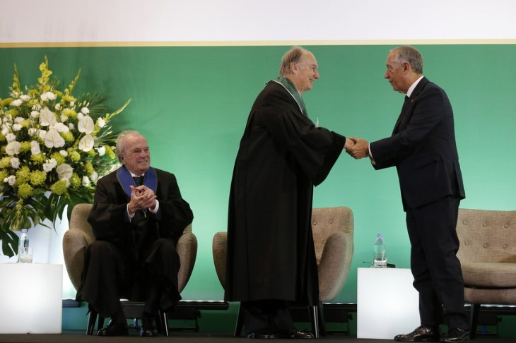 His Highness Prince Karim Aga Khan was distinguished by the Universidade NOVA de Lisboa with the title of Doctor Honoris Causa and decorated with the Order of Liberty by the President of the Republic, His Excellency Marcelo Rebelo de Sousa (image credit: JOSÉ CARIA/Expresso)