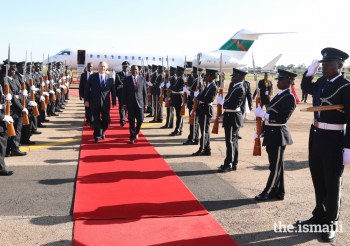 Mawlana Hazar Imam at Entebbe Airport as the Uganda Police Band plays the Nashid al Imamah and the Ugandan National Anthem. PHOTO: THE.ISMAILI / RAFIQ HAKIM