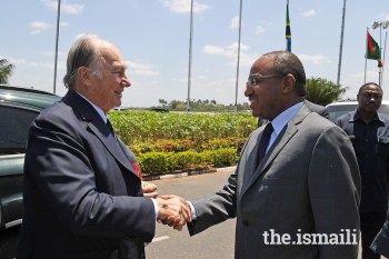 Dar es Salaam, Tanzania. October 12, 2017: The Minister of Defence and National Service, Hon. Hussein Mwinyi bids farewell to His Highness Prince Karim Aga Khan IV on his departure from Julius Nyerere Airport at the conclusion of his Diamond Jubilee visit to Tanzania. Image credit: Zahur Ramji via The Ismaili