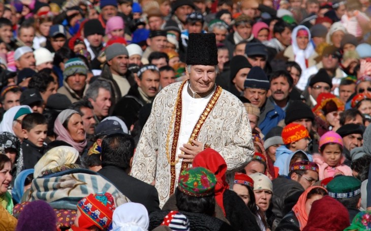 His Highness the Aga Khan with members of his community in Porshniev, Khorog, Tajikistan, 2008. AKDN / Akbar Hakim