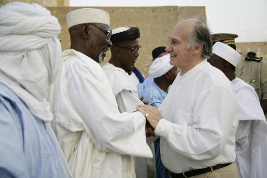 His Highness the Aga Khan bids farewell to local officials in Timbuktu, Mali where the Aga Khan Trust for Culture plays a critical role in the restoration of mud mosques. 24 April 2008. - Photo credit: AKDN / Arnhel de Serra