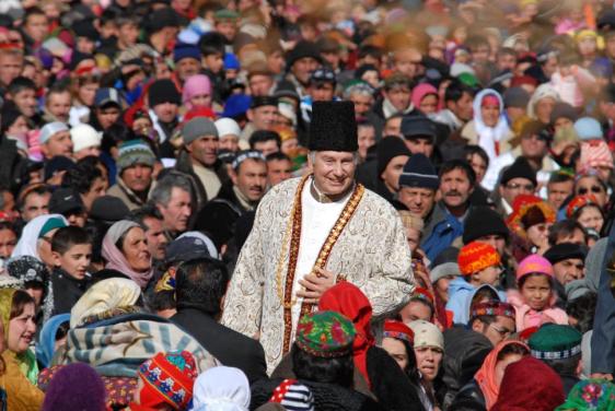 His Highness the Aga Khan with members of his community in Porshniev, Khorog, Tajikistan, 2008. - Photo credit: AKDN / Akbar Hakim