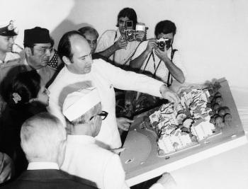 His Highness the Aga Khan inspecting the Housing Project at Aga Khan Baug, Versova, with Governor Sadiq Ali of Maharashtra, Mumbai, India, 28 January 1978. The complex was opened during His Highness' Silver Jubilee. - Photo credit: AKDN / Studio La Bella