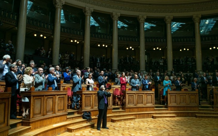 His Highness the Aga Khan receives a standing ovation after delivering a historic address to Portugal's Members of Parliament in the Senate Chamber of the Portuguese Parliament Building. In attendance were His Highness' family, government officials, dignitaries and leaders of the Ismaili Imamat and the Ismaili Community.
