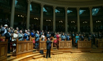 His Highness the Aga Khan receives a standing ovation after delivering a historic address to Portugal's Members of Parliament in the Senate Chamber of the Portuguese Parliament Building. In attendance were His Highness' family, government officials, dignitaries and leaders of the Ismaili Imamat and the Ismaili Community.