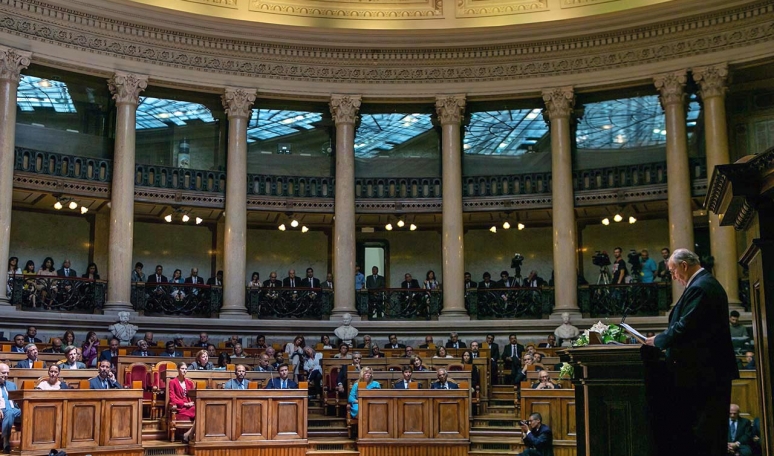 His Highness the Aga Khan delivers an address in the Senate Chamber at Sāo Bento Palace on 10 July 2018. Photo: AKDN / Mo Govindji