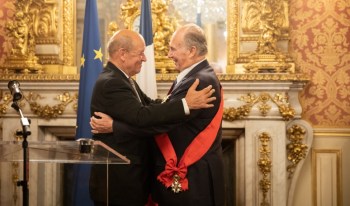 September 20, 2018: France’s Minister for Europe and Foreign Affairs, Jean-Yves Le Drian congratulates His Highness the Aga Khan for his work over the past 60 years ahead of presenting him the country’s highest national medal of honour. AKDN / Cécile Genest