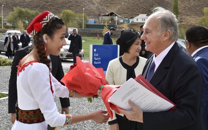 Student Zarastin Kholbash from the University's founding undergraduate class from Tajikistan greeting His Highness the Aga Khan at UCA Naryn Campus.