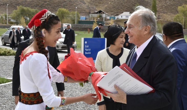 Student Zarastin Kholbash from the University's founding undergraduate class from Tajikistan greeting His Highness the Aga Khan at UCA Naryn Campus.