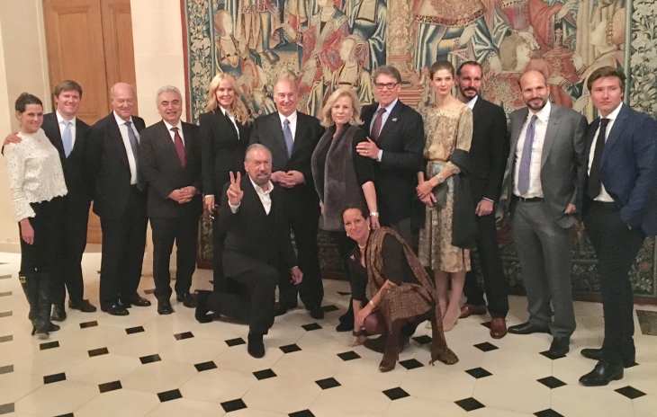 Austin, Texas, 2009 - Governor Rick Perry of Texas with his officials and His Highness Prince Karim Aga Khan IV with his family following the signing of a historic agreement between the US State of Texas and the Ismaili Imamat
