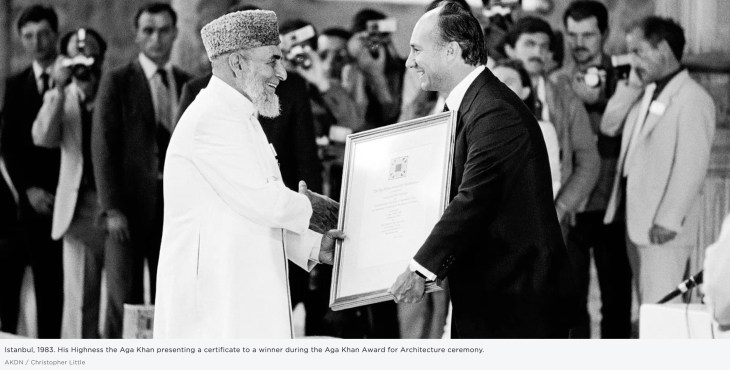 Istanbul, 1983. His Highness the Aga Khan presenting a certificate to a winner during the Aga Khan Award for Architecture ceremony. AKDN / Christopher Little